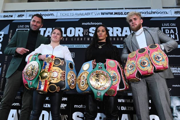 Bilder des Jahres 2022, Sport 02 Februar Sport Themen der Woche KW05 Sport Bilder des Tages Katie Taylor vs Amanda Serrano press conference, PK, Pressekonferenz Madison Square Garden, New York City, USA 2 2 2022 Eddie Hearn, Katie Taylor, Amanda Serrano and Jake Paul Eddie Hearn, Katie Taylor, Amanda Serrano and Jake Paul 2 2 2022  Copyright: x INPHO EmilyxHarneyx harney_taylor_serrano_PRESSERNYC027