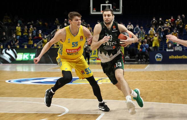 Ben Lammers, Dmitrii Uzinskii action game scene duel sports basketball Euroleague EL men season 2021 2022 02 02 2022 ALBA Berlin vs UNICS Kazan