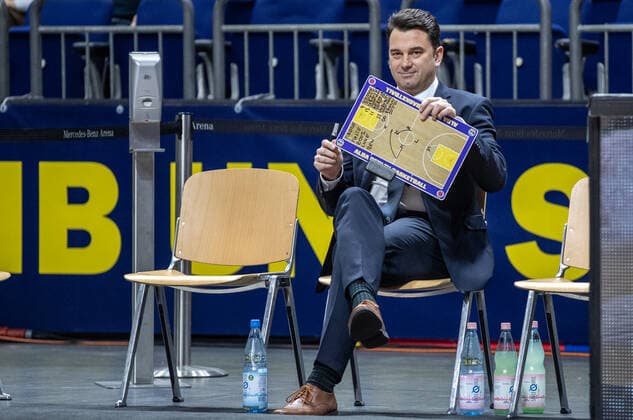 Basketball EuroLeague, ALBA Berlin UNICS Kazan, Matchday 24, Mercedes Benz Arena ALBAs head coach Israel Gonzalez smilingly holds a game plan in his hand ALBA Berlin UNICS Kazan