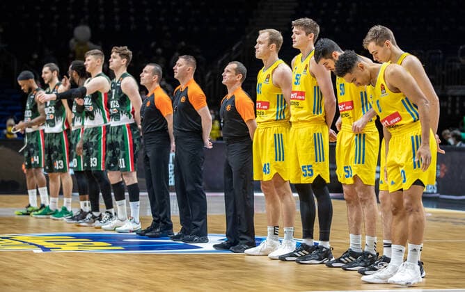Basketball EuroLeague, ALBA Berlin UNICS Kazan, Matchday 24, Mercedes Benz Arena Both teams are on the court before the start of the game ALBA Berlin UNICS Kazan