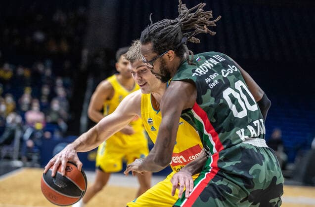Basketball EuroLeague, ALBA Berlin UNICS Kazan, Matchday 24, Mercedes Benz Arena ALBAs Ben Lammers l fights for the ball against John Brown III of UNICS Kazan ALBA Berlin UNICS Kazan