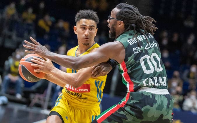 Basketball EuroLeague, ALBA Berlin UNICS Kazan, Matchday 24, Mercedes Benz Arena ALBAs Maodo Lo l fights for the ball against John Brown III of UNICS Kazan ALBA Berlin UNICS Kazan