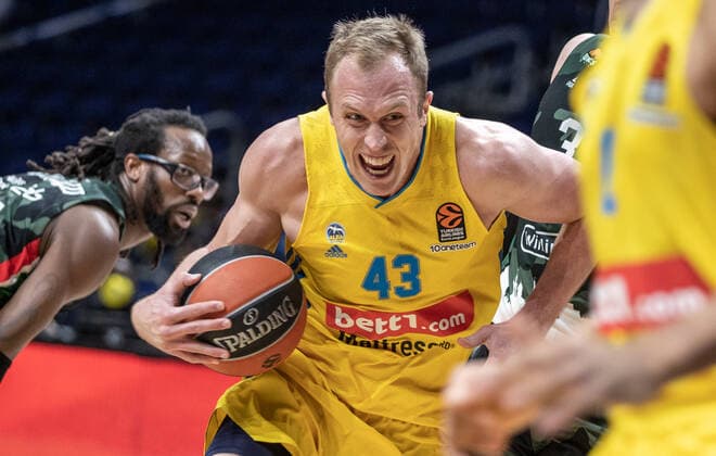 Basketball EuroLeague, ALBA Berlin UNICS Kazan, Matchday 24, Mercedes Benz Arena ALBAs Luke Sikma fights for the ball ALBA Berlin UNICS Kazan