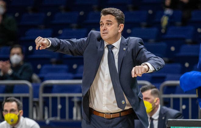 Basketball EuroLeague, ALBA Berlin UNICS Kazan, Matchday 24, Mercedes Benz Arena ALBAs head coach Israel Gonzalez stands gesticulating at the edge of the court ALBA Berlin UNICS Kazan