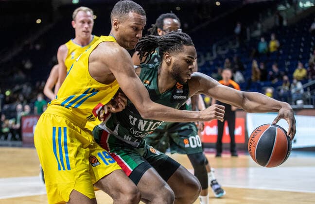 Basketball EuroLeague, ALBA Berlin UNICS Kazan, Matchday 24, Mercedes Benz Arena ALBAs Louis Olinde l fights for the ball against Jarrell Brantley of UNICS Kazan ALBA Berlin UNICS Kazan