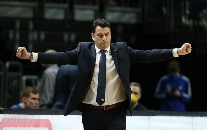 Trainer Israel Gonzales zeigend, gestikulierend Aktion Oberkoerper Oberkörper Basketball Euroleague EL Herren Saison 2021 2022 02.02.2022 ALBA Berlin vs. UNICS Kazan