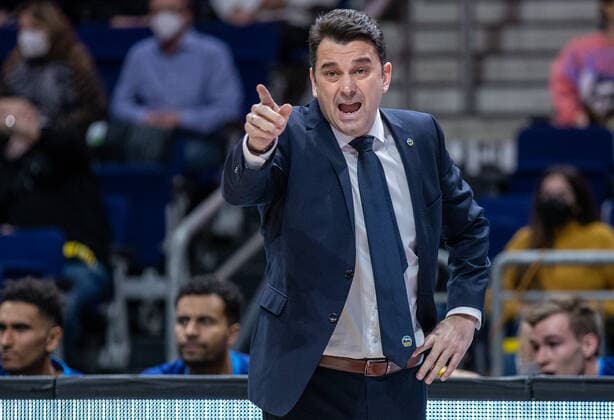 Basketball EuroLeague, ALBA Berlin UNICS Kazan, Matchday 24, Mercedes Benz Arena ALBAs head coach Israel Gonzalez points in one direction ALBA Berlin UNICS Kazan