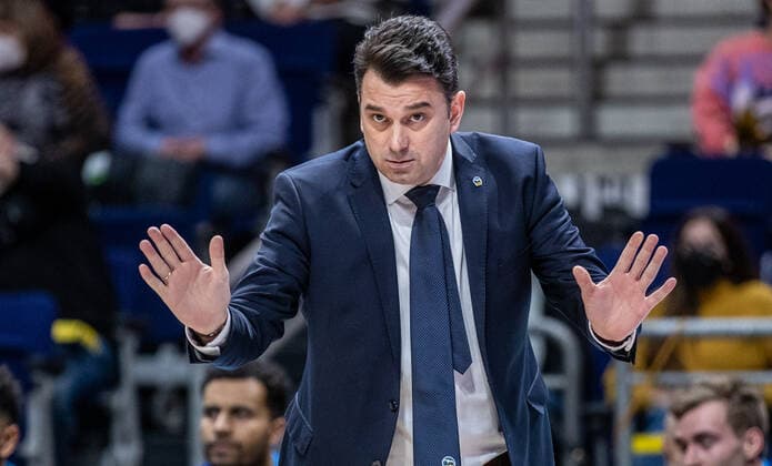 Basketball EuroLeague, ALBA Berlin UNICS Kazan, Matchday 24, Mercedes Benz Arena ALBAs head coach Israel Gonzalez stands gesticulating at the edge of the court ALBA Berlin UNICS Kazan