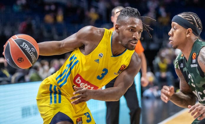 Basketball EuroLeague, ALBA Berlin UNICS Kazan, Matchday 24, Mercedes Benz Arena ALBAs Jaleen Smith l fights for the ball against UNICS Kazans Isaiah Canaan ALBA Berlin UNICS Kazan