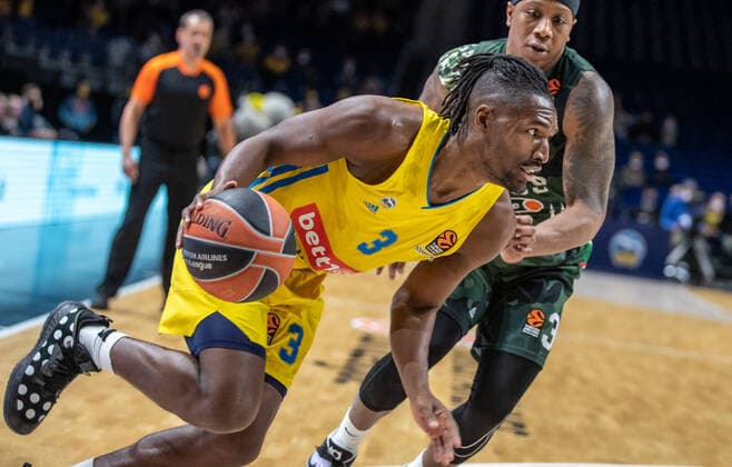 Basketball EuroLeague, ALBA Berlin UNICS Kazan, Matchday 24, Mercedes Benz Arena ALBAs Jaleen Smith l fights for the ball against UNICS Kazans Isaiah Canaan ALBA Berlin UNICS Kazan