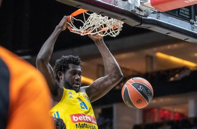 Basketball EuroLeague, ALBA Berlin UNICS Kazan, Matchday 24, Mercedes Benz Arena ALBAs Christ Koumadje puts the ball in the basket and hangs on to it ALBA Berlin UNICS Kazan