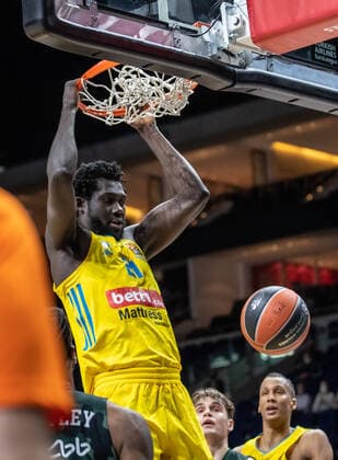 Basketball EuroLeague, ALBA Berlin UNICS Kazan, Matchday 24, Mercedes Benz Arena ALBAs Christ Koumadje puts the ball in the basket and hangs on to it ALBA Berlin UNICS Kazan