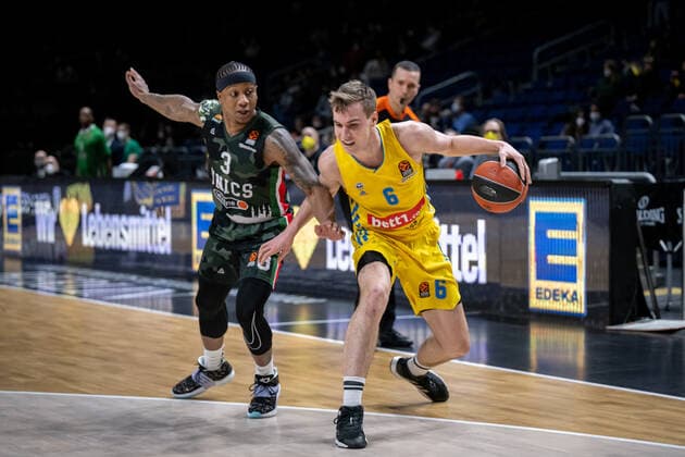 Basketball Berlin 02 02 2022 2021 2022 Euroleague Regular Season Alba Berlin UNICS Kazan Malte Delow Alba Berlin, No 06 Isaiah Canaan Kazan, No 03