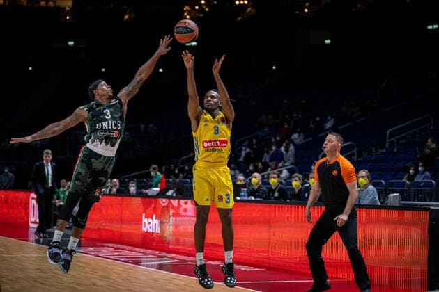 Basketball Berlin 02 02 2022 2021 2022 Euroleague Regular Season Alba Berlin UNICS Kazan Jaleen Smith Alba Berlin, No 03 Isaiah Canaan Kazan, No 03