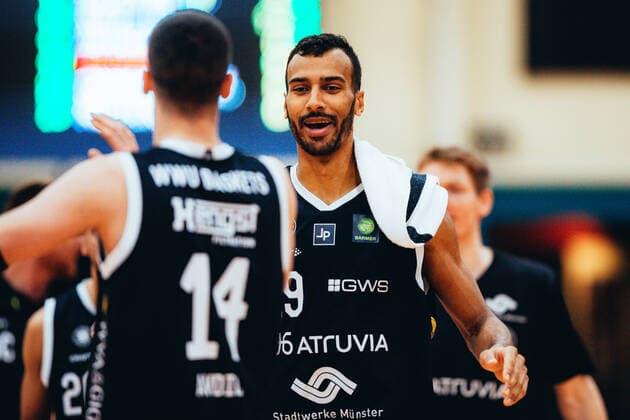 BB-2BL BSW Sixers - WWU Baskets Münster Jubel bei Adam Touray ( 19 WWU Baskets) nach Spiel waehrend der Saison 2021-22 (Herren) in der Barmer 2. Bundesliga ProB zwischen BSW Sixers und SCH - WWU Baskets Münster in der Ballsporthalle Sandersdorf am 2. February 2022 in Sandersdorf, Sachsen Anhalt, Deutschland