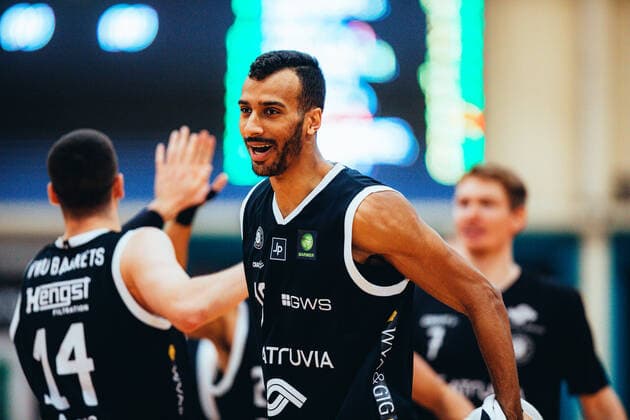 BB-2BL BSW Sixers - WWU Baskets Münster Jubel bei Adam Touray ( 19 WWU Baskets) nach Spiel waehrend der Saison 2021-22 (Herren) in der Barmer 2. Bundesliga ProB zwischen BSW Sixers und SCH - WWU Baskets Münster in der Ballsporthalle Sandersdorf am 2. February 2022 in Sandersdorf, Sachsen Anhalt, Deutschland