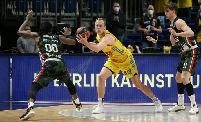 John Brown III, Luke Sikma action game scene duel sports basketball Euroleague EL men season 2021 2022 02 02 2022 ALBA Berlin vs UNICS Kazan