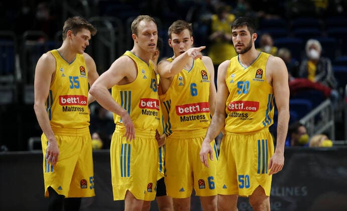 Ben Lammers, Luke Sikma, Malte Delow pointing, gesturing, Yovel Zoosman Sports Basketball Euroleague EL Men Season 2021 2022 02 02 2022 ALBA Berlin vs UNICS Kazan