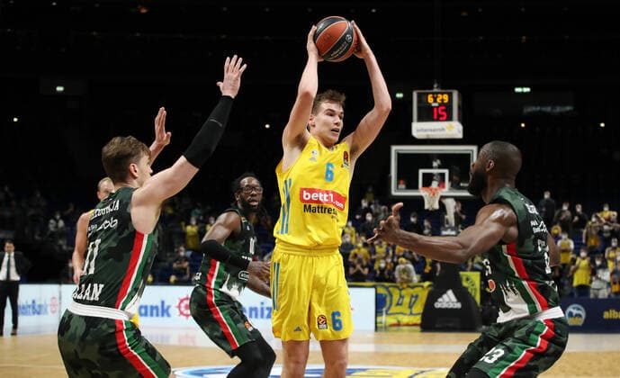 Mario Hezonja, Malte Delow, Tonye Jekiri action game scene duel sports basketball Euroleague EL men season 2021 2022 02 02 2022 ALBA Berlin vs UNICS Kazan