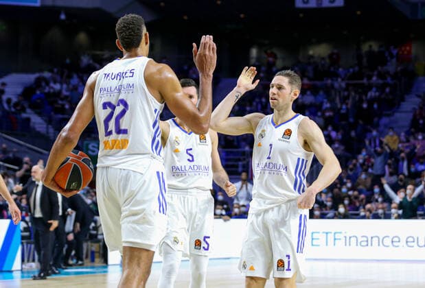 2nd February 2022 Wizink Center Madrid Spain Turkish Airlines Euroleague Basketball Real Madrid vs Olympiacos Piraeus Edy Walter Tavares and Fabien Causeur Madrid Madrid Madrid Spain Basketball Copyright: xAlbaxPachecox xAgenciaxLOFx