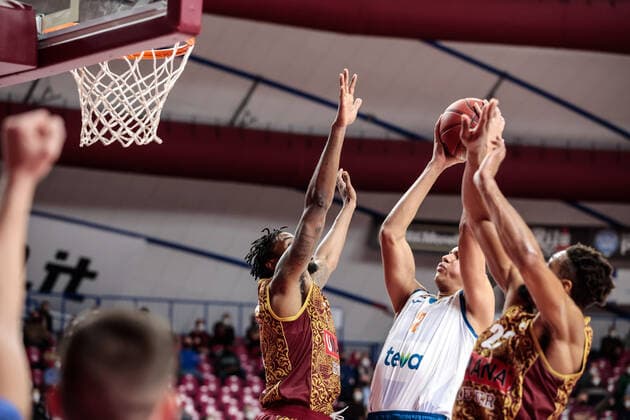 Mandatory Credit: Photo by Mattia Radoni LiveMedia Shutterstock (12786732p) Michael Rataj (Ratiopharm ULM) and Julyan Stone (Umana Reyer Venezia) Basketball EuroCup Championship Umana Reyer Venezia vs Ratiopharm Ulm, Palasport Taliercio, Venice, Italy - 02 Feb 2022 Basketball EuroCup Championship Umana Reyer Venezia vs Ratiopharm Ulm, Palasport Taliercio, Venice, Italy - 02 Feb 2022  Copyright: xMattiaxRadoni LiveMedia Shutterstockx 12786732p