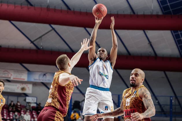 Mandatory Credit: Photo by Mattia Radoni LiveMedia Shutterstock (12786732i) Semaj Christon (Ratiopharm ULM) and Martynas Echodas (Umana Reyer Venezia) Basketball EuroCup Championship Umana Reyer Venezia vs Ratiopharm Ulm, Palasport Taliercio, Venice, Italy - 02 Feb 2022 Basketball EuroCup Championship Umana Reyer Venezia vs Ratiopharm Ulm, Palasport Taliercio, Venice, Italy - 02 Feb 2022  Copyright: xMattiaxRadoni LiveMedia Shutterstockx 12786732i