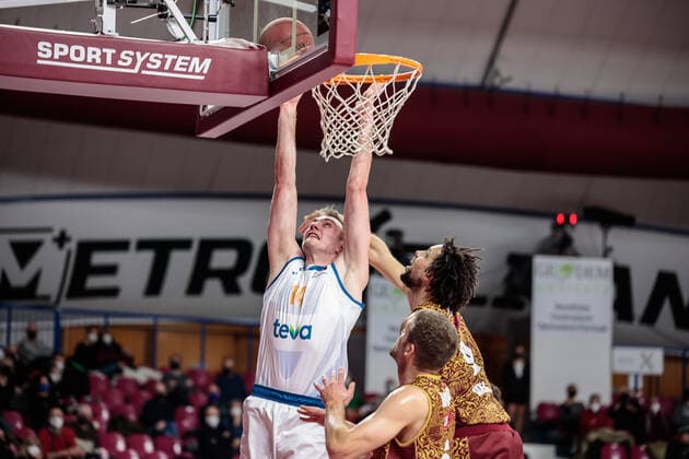 February 2, 2022, Venice, Italy: Venice, Italy, Palasport Taliercio, February 02, 2022, Philipp Herkenhoff (Ratiopharm ULM), Austin Daye (Umana Reyer Venezia) during Umana Reyer Venezia vs Ratiopharm Ulm - Basketball EuroCup Championship. Basketball EuroCup Championship - Umana Reyer Venezia vs Ratiopharm Ulm, Venice, Italy  - ZUMAl164 20220202_zsa_l164_193 Copyright: xMattiaxRadonix