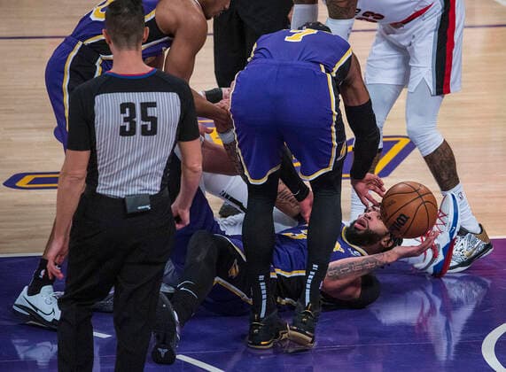 February 2, 2022, Los Angeles, California, USA: Anthony Davis 3 of the Los Angeles Lakers wins a ball on the floor during their NBA, Basketball Herren, USA game against the Portland Trailblazers on Wednesday February 2, 2022 at Crypto.com Arena in Los Angeles, California. PI Los Angeles USA - ZUMAp124 20220202_zaa_p124_023 Copyright: xJAVIERxROJASx