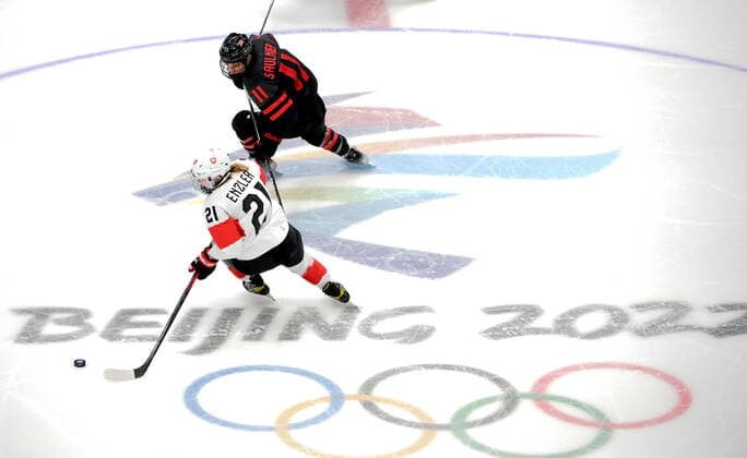 Sport Bilder des Tages (220203) -- BEIJING, Feb. 3, 2022 -- Athletes compete during the women s Ice hockey, Eishockey preliminary round Group A match between Canada and Switzerland at the National Indoor Stadium in Beijing, China, Feb. 3, 2022. ) (BEIJING2022)CHINA-BEIJING-OLYMPIC Winter games, Winterspiele,Spiele, Summer games ICE HOCKEY-WOMEN S PRELIMINARY (CN) LixAn 