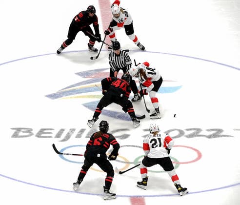 (220203) -- BEIJING, Feb. 3, 2022 -- Athletes compete during the women s Ice hockey, Eishockey preliminary round Group A match between Canada and Switzerland at the National Indoor Stadium in Beijing, China, Feb. 3, 2022. ) (BEIJING2022)CHINA-BEIJING-OLYMPIC Winter games, Winterspiele,Spiele, Summer games ICE HOCKEY-WOMEN S PRELIMINARY (CN) LixAn 