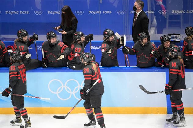 (220203) -- BEIJING, Feb. 3, 2022 -- Athletes of Canada react during the women s Ice hockey, Eishockey preliminary round Group A match between Canada and Switzerland at the National Indoor Stadium in Beijing, China, Feb. 3, 2022. ) (BEIJING2022)CHINA-BEIJING-OLYMPIC Winter games, Winterspiele,Spiele, Summer games ICE HOCKEY-WOMEN S PRELIMINARY (CN) LixAn 