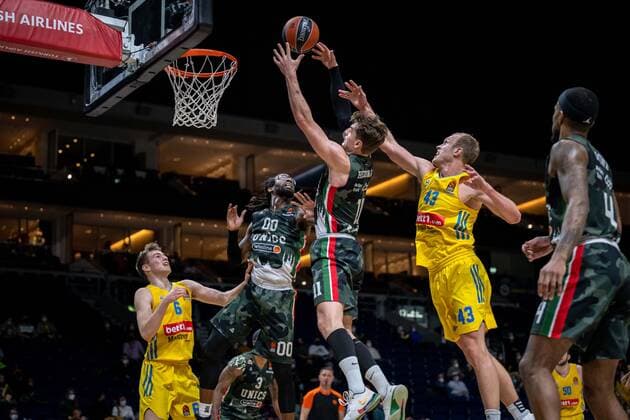 Basketball Berlin 02 02 2022 Season 2021 2022 Euroleague Regular Season Alba Berlin UNICS Kazan Mario Hezonja Kazan, No 11 before Luke Sikma Alba Berlin, No 43 John Brown III Kazan, No 00