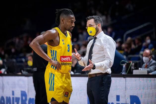 Basketball Berlin 02.02.2022 Saison 2021 2022 Euroleague Regular Season Alba Berlin - UNICS Kazan Jaleen Smith (Alba Berlin, No.03) Thomas Päch (Alba Berlin, Assistenztrainer)