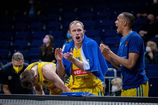 Basketball Berlin 02 02 2022 Season 2021 2022 Euroleague Regular Season Alba Berlin UNICS Kazan Luke Sikma Alba Berlin, No 43 Louis Olinde Alba Berlin, No 19 re cheer