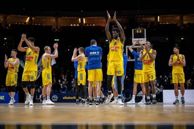 Basketball Berlin 02 02 2022 Season 2021 2022 Euroleague Regular Season Alba Berlin UNICS Kazan Cheers Team Alba after the victory Jonas Mattisseck Alba Berlin, No 09 Johannes Thiemann Alba Berlin, No 32 Ben Lammers Alba Berlin, No 55 Luke Sikma Alba Berlin, No 43 Javel Zoosman Alba Berlin, No 50 Christ Koumadje Alba Berlin, No 21 Jaleen Smith Alba Berlin, No 03 Oscar Da Silva Alba Berlin, No 01 and other