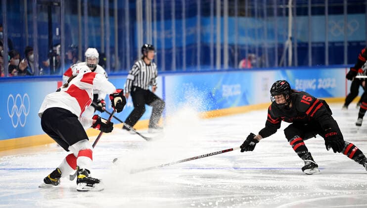 (220203) -- BEIJING, Feb. 3, 2022 -- Melodie Daoust (R) of Canada competes during the women s Ice hockey, Eishockey preliminary round Group A match between Canada and Switzerland at National Indoor Stadium in Beijing, China, Feb. 3, 2022. ) (BEIJING2022)CHINA-BEIJING-OLYMPIC Winter games, Winterspiele,Spiele, Summer games ICE HOCKEY-WOMEN S PRELIMINARY?(CN) LixZiheng 