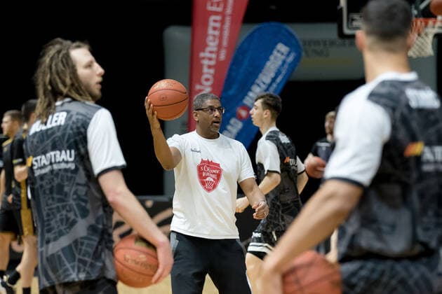 Basketball Loewen Braunschweig s Oliver Wuerzburg Steven Key assistant coach s Oliver Wuerzburg warming up Basketball Loewen Braunschweig s Oliver Wuerzburg, basketball, BBL, season 2021 2022, 03 02 2022 Braunschweig. Copyright: xEibner-Pressefoto Jan-FredericxHelbigx