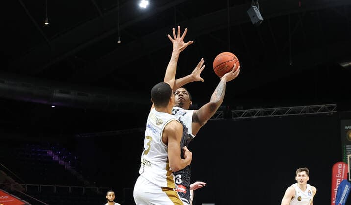 Desi Rodriguez s Oliver Wuerzburg , Nicholas Tischler Basketball Loewen Braunschweig