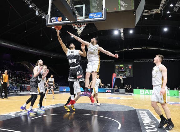 Filip Stanic s Oliver Wuerzburg , Owen Klassen Basketball Loewen Braunschweig