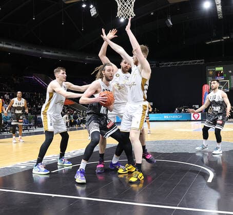 Craig Moller s Oliver Wuerzburg against three