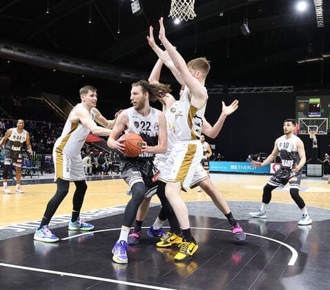 Craig Moller s Oliver Wuerzburg against three