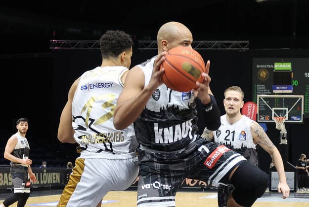 Brandon Tischler Basketball Loewen Braunschweig , Alex King s Oliver Wuerzburg