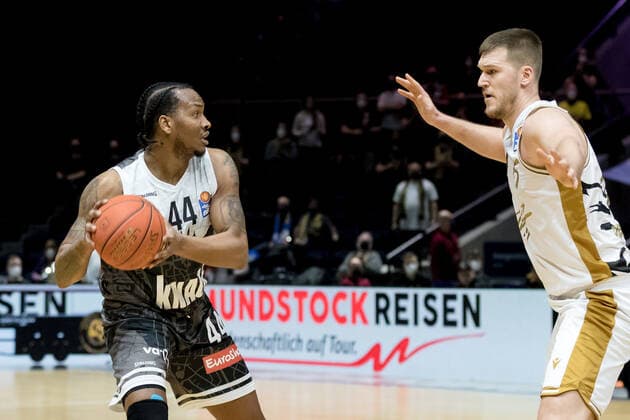 Basketball Loewen Braunschweig s Oliver Wuerzburg William Buford No 44 s Oliver Wuerzburg Owen Klassen No 5 Basketball Loewen Braunschweig Basketball Loewen Braunschweig s Oliver Wuerzburg, basketball, BBL, season 2021 2022, 03 02 2022 Braunschweig. Copyright: xEibner-Pressefoto Jan-FredericxHelbigx