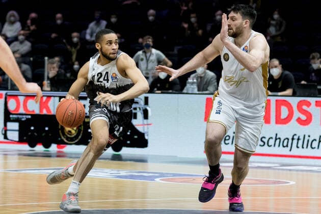 Basketball Loewen Braunschweig s Oliver Wuerzburg Cameron Hunt No 24 s Oliver Wuerzburg vs Owen Klassen No 5 Basketball Loewen Braunschweig Basketball Loewen Braunschweig s Oliver Wuerzburg, Basketball, BBL, season 2021 2022, 03 02 2022 Braunschweig. Copyright: xEibner-Pressefoto Jan-FredericxHelbigx