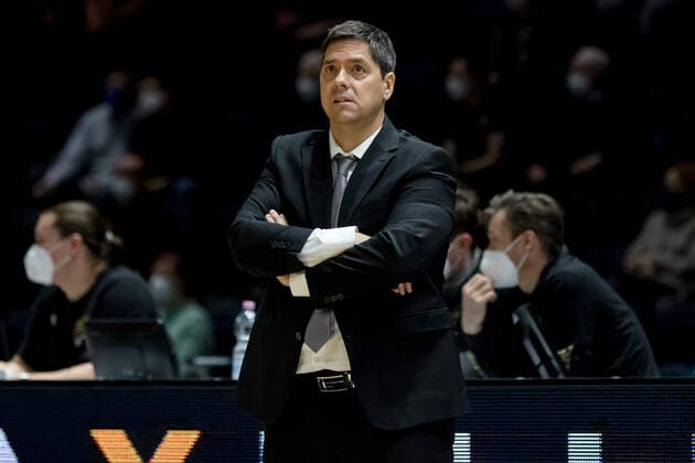 Basketball Loewen Braunschweig s Oliver Wuerzburg Sasa Filipovski coach s Oliver Wuerzburg looks skeptsich Basketball Loewen Braunschweig s Oliver Wuerzburg, Basketball, BBL, season 2021 2022, 03 02 2022 Braunschweig Copyright: xEibner-Pressefoto Jan-FredericxHelbigx