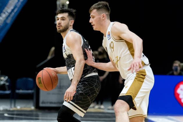 Basketball Loewen Braunschweig s Oliver Wuerzburg Luciano Parodi No 10 s Oliver Wuerzburg vs Ondrej Sehnal No 19 Basketball Loewen Braunschweig Basketball Loewen Braunschweig s Oliver Wuerzburg, basketball, BBL, season 2021 2022, 03 02 2022 Braunschweig Copyright: xEibner-Pressefoto Jan-FredericxHelbigx