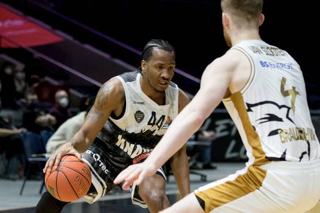 Basketball Loewen Braunschweig s Oliver Wuerzburg William Buford No 44 s Oliver Wuerzburg Luc van Slooten No 4 Basketball Loewen Braunschweig Basketball Loewen Braunschweig s Oliver Wuerzburg, basketball, BBL, season 2021 2022, 03 02 2022 Braunschweig Copyright: xEibner-Pressefoto Jan-FredericxHelbigx