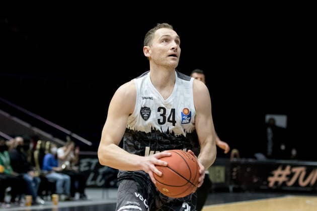Basketball Loewen Braunschweig s Oliver Wuerzburg Felix Hoffmann No 34 s Oliver Wuerzburg Basketball Loewen Braunschweig s Oliver Wuerzburg, basketball, BBL, season 2021 2022, 03 02 2022 Braunschweig Copyright: xEibner-Pressefoto Jan-FredericxHelbigx