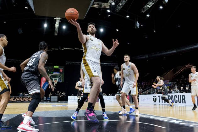 Basketball Loewen Braunschweig s Oliver Wuerzburg Owen classes No 5 Basketball Loewen Braunschweig Basketball Loewen Braunschweig s Oliver Wuerzburg, basketball, BBL, season 2021 2022, 03 02 2022 Braunschweig Copyright: xEibner-Pressefoto Jan-FredericxHelbigx