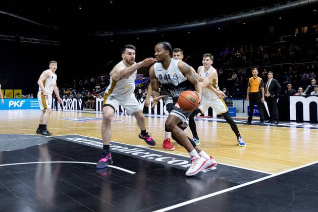 Basketball Loewen Braunschweig s Oliver Wuerzburg William Buford No 44 s Oliver Wuerzburg Owen Klassen No 5 Basketball Loewen Braunschweig Basketball Loewen Braunschweig s Oliver Wuerzburg, basketball, BBL, season 2021 2022, 03 02 2022 Braunschweig. Copyright: xEibner-Pressefoto Jan-FredericxHelbigx